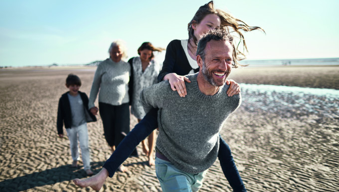 Une famille heureuse sur la plage