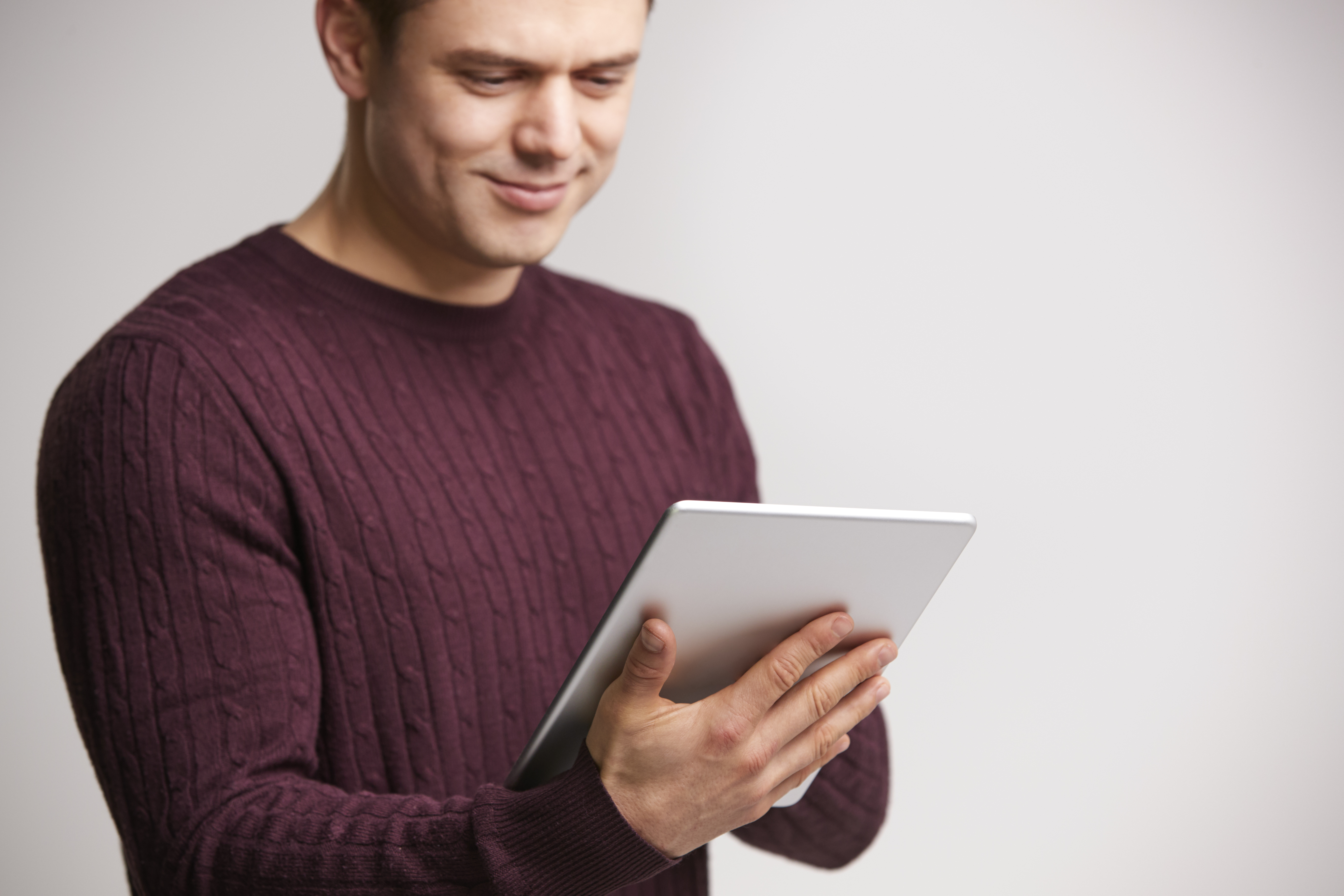 Visuel : homme au pull bordeaux en train de lire