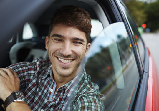 Assurance auto : jeune conducteur en voiture