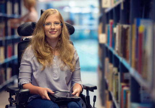 une femme dans un fauteuil roulant