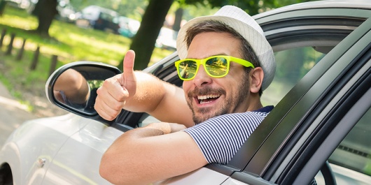 un jeune homme au volant sa voiture