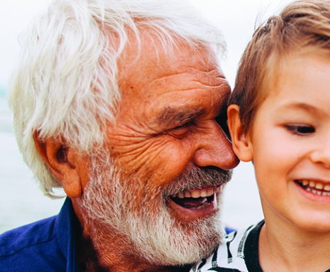 visuel d'un grand-père et son petit-fils en train de sourire