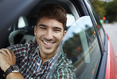 Assurance auto : jeune conducteur en voiture
