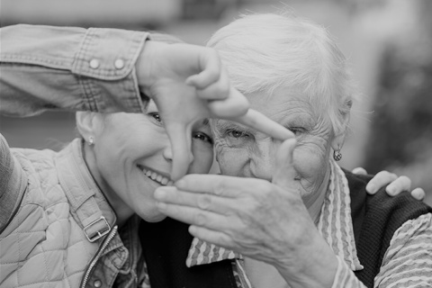 Phot de l'article Mère et sa fille imitant un appareil zoomé 