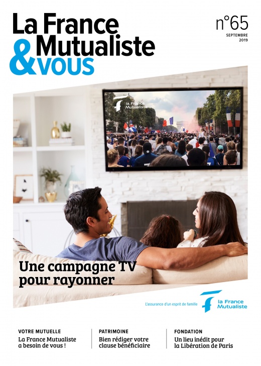 couverture du magazine adhérent avec en photo une famille assise dans un canapé devant une télévision
