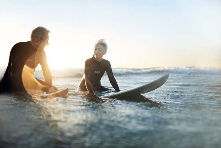 2 personnes âgées sur des planches de surf en mer