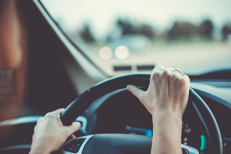 visuel d'un volant et les mains posées dessus