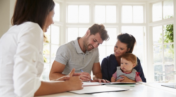 tun homme en train de signer accompagner de 2 femmes et d'un enfant