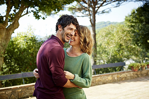 un couple en train de rire