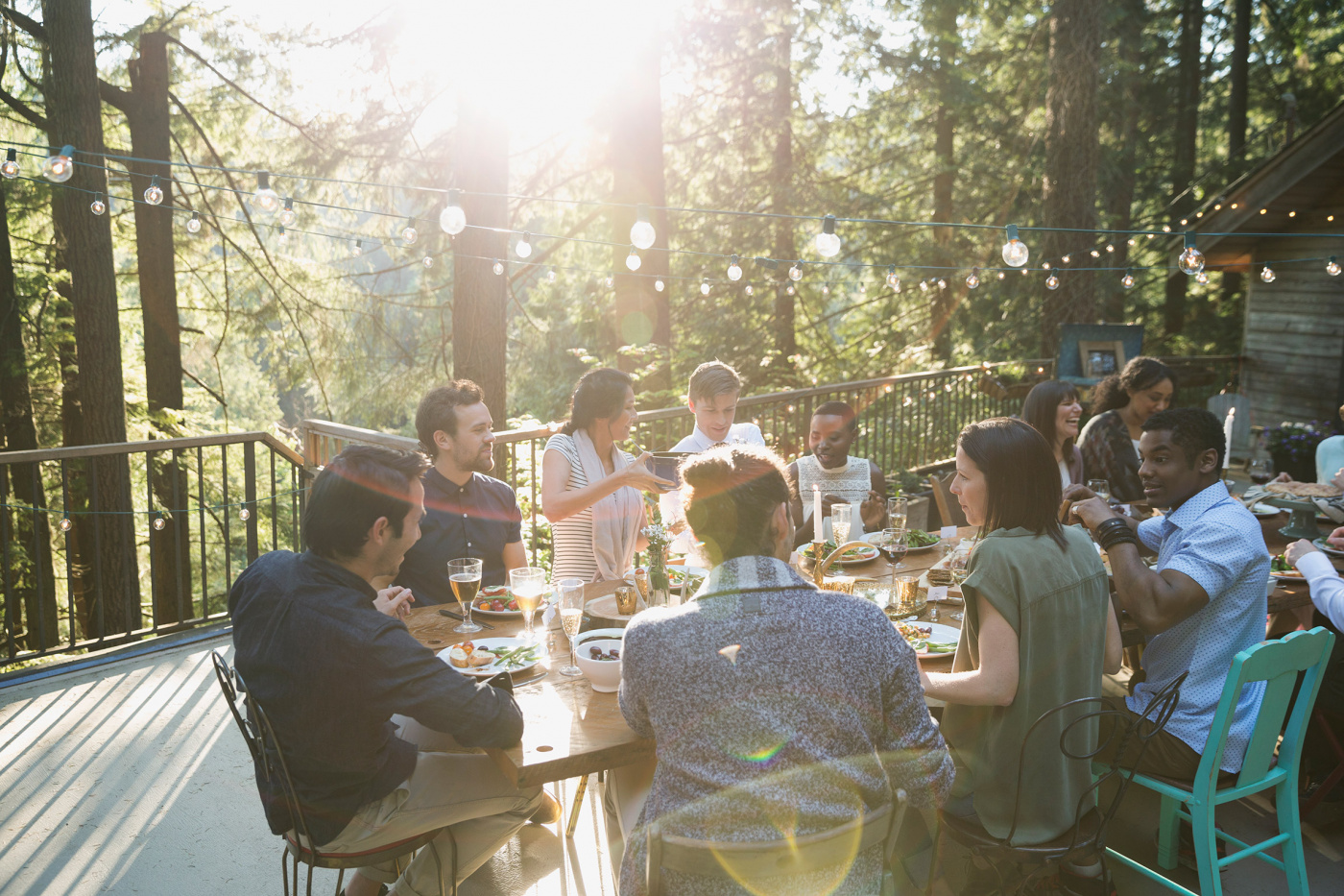 Repas en famille dans la forêt