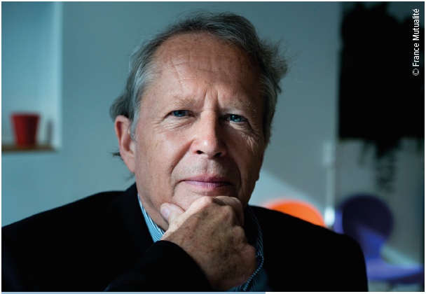 un homme âgé se tenant le menton