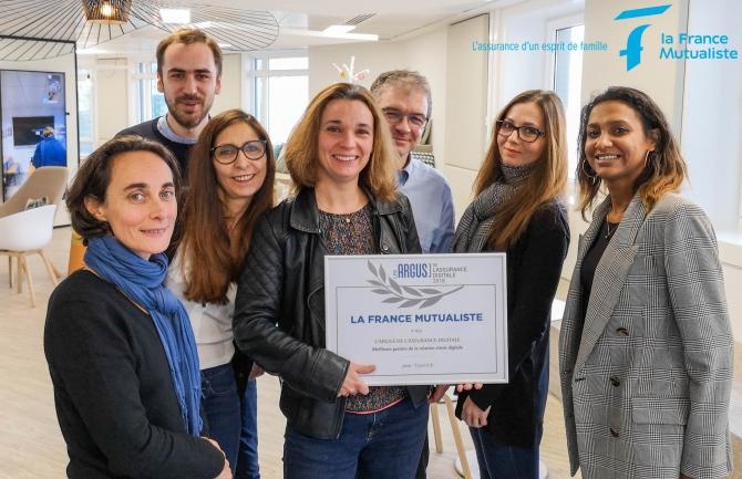 Equipe maketing avec le trophée
