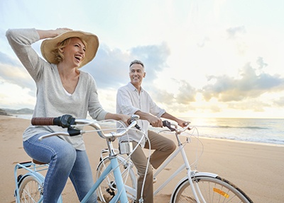 une femme et un homme en train de faire du vélo