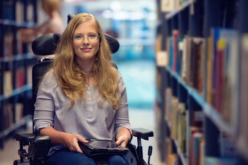 une femme dans un fauteuil roulant