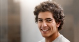 Un jeune souriant